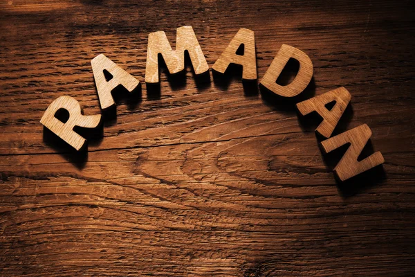 Слово RAMADAN на дерев'яному фоні — стокове фото