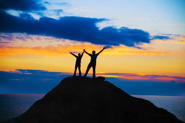 Couple heureux debout — Photo