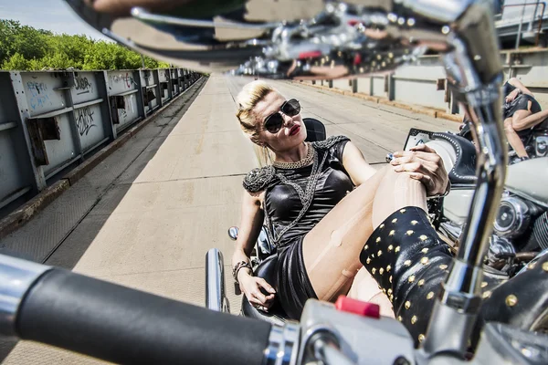 Biker Vrouw Motorfiets Tegen Achtergrond Van Metalen Brug — Stockfoto