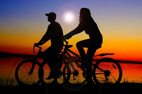 Σιλουέτες των σπορ ζευγάρι στα ποδήλατα — Φωτογραφία Αρχείου