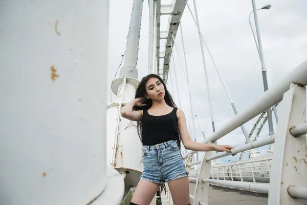 Жінка стоїть на металевому мосту — стокове фото