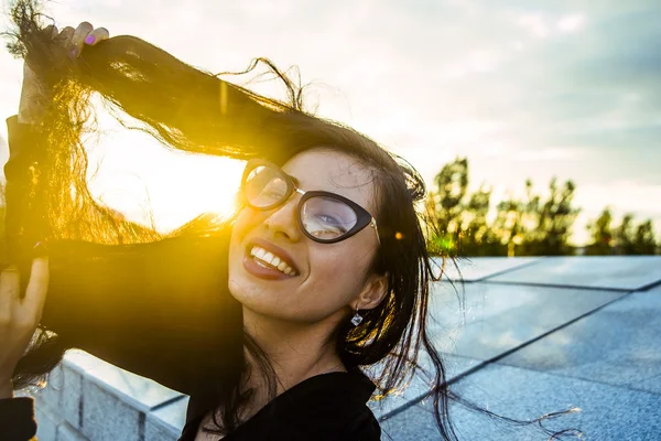 Menina em óculos elegantes posando — Fotografia de Stock