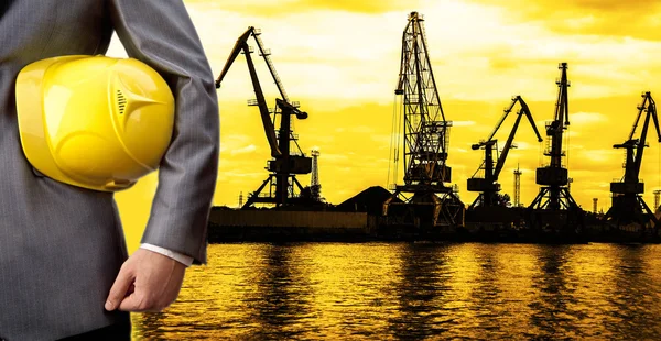 el sarı kask tutan mühendisi