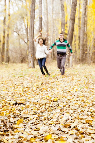 Fokusera Gula Blad Unga Latinska Paret Höll Händer Och Körs — Stockfoto