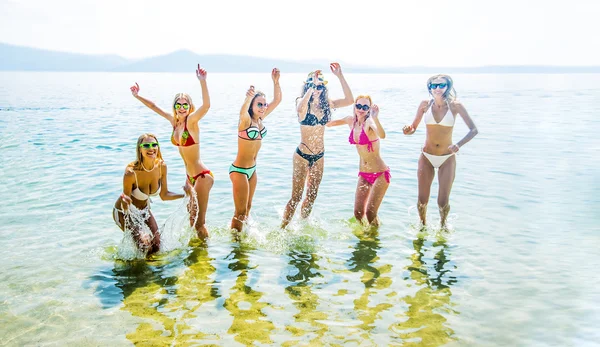 Jovem Grupo Mulheres Pulando Oceano Pôr Sol Equipe Meninas Adultas — Fotografia de Stock