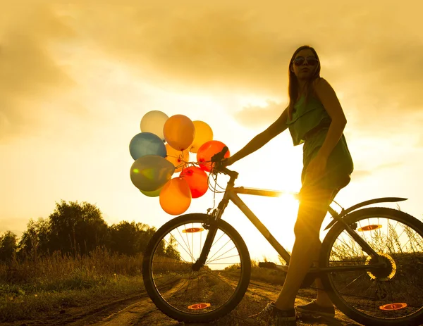 Chica Joven Vestido Sexy Montar Bicicleta Volar Globos Aire — Foto de Stock