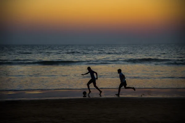 Rapazes a jogar futebol — Fotografia de Stock