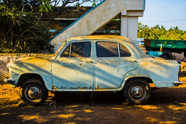 Embajador oxidado abandonado —  Fotos de Stock