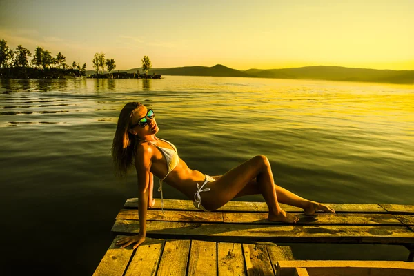 Nő a bikini, a fából készült pite — Stock Fotó