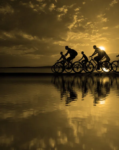 Freunde auf Fahrrädern bei Sonnenuntergang — Stockfoto