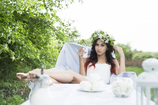 Jeune fille assis avec tasse — Photo