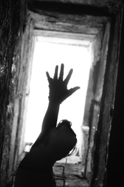 Yükseltilmiş el ile kadın silüeti 