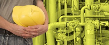 Petrol rafineri çalışan adam