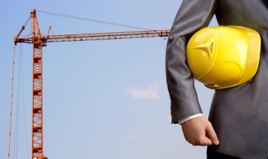 Sarı kask ile mühendis 