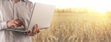  işadamı holding laptop 