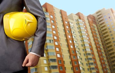 Sarı kask ile mühendis 