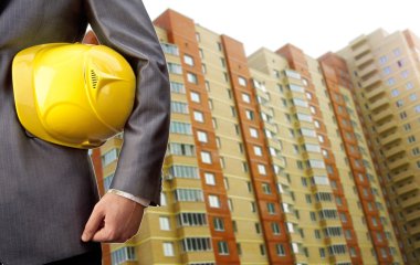 Sarı kask ile mühendis 