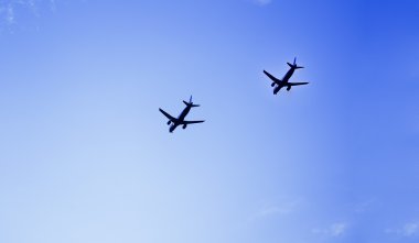 iki uçak mavi gökyüzünde uçmak 