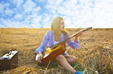 Akustik gitar ile soğutma kadın 