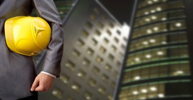 işçi güvenliği için sarı kask ile mühendis 