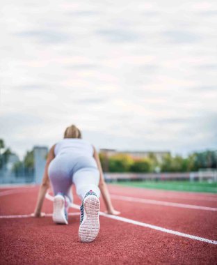  Kız bir stadyum yarış pisti üzerinde 