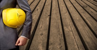 Mühendis adam kask ile ayakta