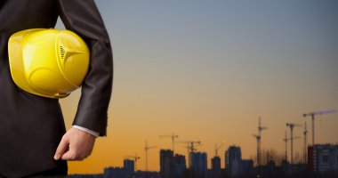 Sarı kask tutan mühendisi