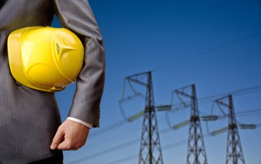 Sarı kask ile mühendis 