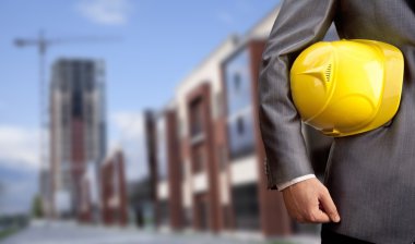 Sarı kask ile mühendis 