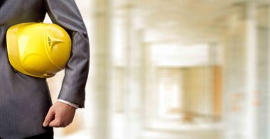 Mühendis adam kask ile ayakta