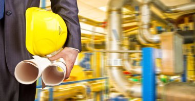  planları ve kask tutan mühendisi 