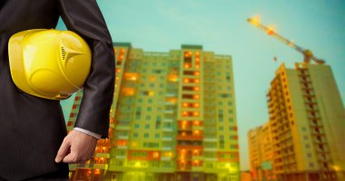 Sarı kask tutan mühendisi  