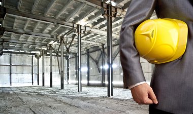 kask ayakta ile mühendis 