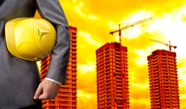 Sarı kask ile mühendis