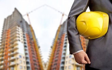 Sarı kask ile mühendis