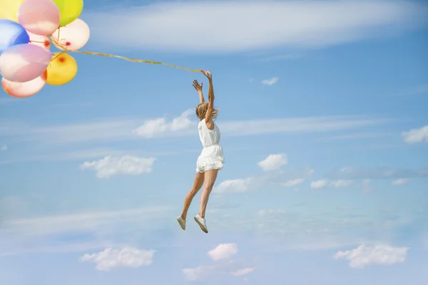 Mulher segurando balões de ar — Fotografia de Stock