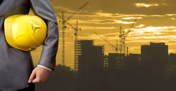 Ingeniero sosteniendo casco amarillo — Foto de Stock
