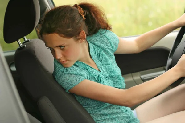 Žena v autě otáčení — Stock fotografie