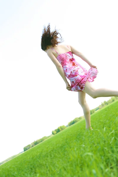 Mujer joven corriendo sobre hierba verde —  Fotos de Stock
