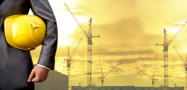 Ingeniero en el fondo de los edificios — Foto de Stock