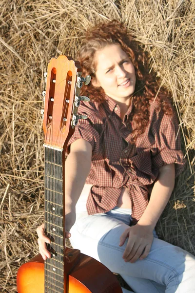 Το κορίτσι κρατά ακουστική κιθάρα — Φωτογραφία Αρχείου
