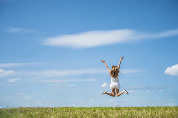 Donna che salta per la gioia — Foto Stock