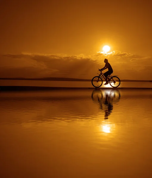 Silhouette del giovane ciclista — Foto Stock