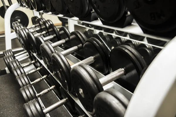 Bastidor de pesas en el gimnasio — Foto de Stock
