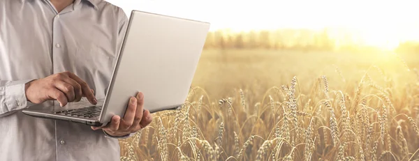  işadamı holding laptop 