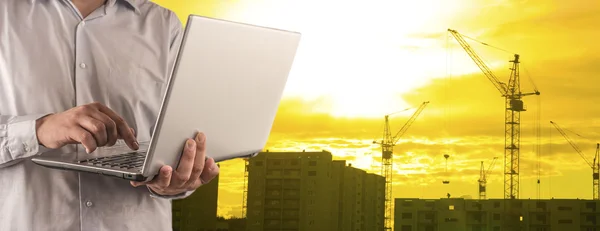 Architect holding laptopcomputer — Stockfoto