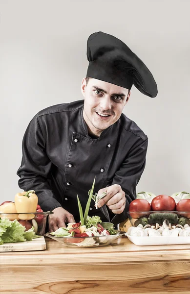 Brünette Gutaussehender Mann Köchin Trägt Schwarze Uniform Und Kocht Gemüse — Stockfoto