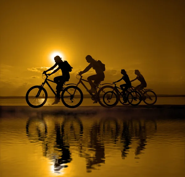 Компания друзей на велосипедах на открытом воздухе — стоковое фото