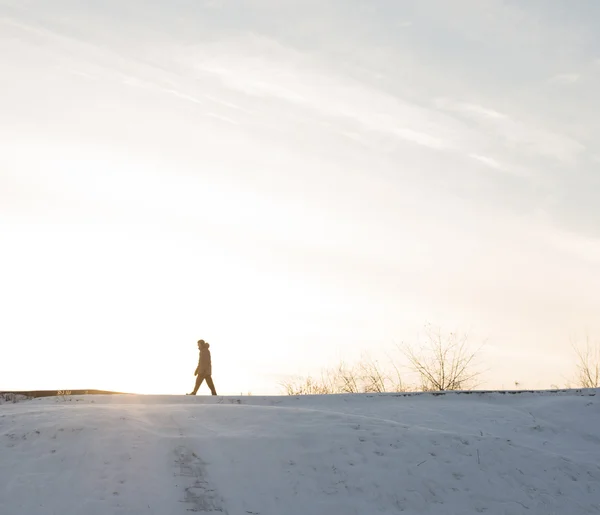 Sylwetka człowieka idącego w zimie — Zdjęcie stockowe