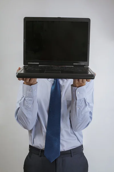 Zakenman met een zwarte laptop — Stockfoto